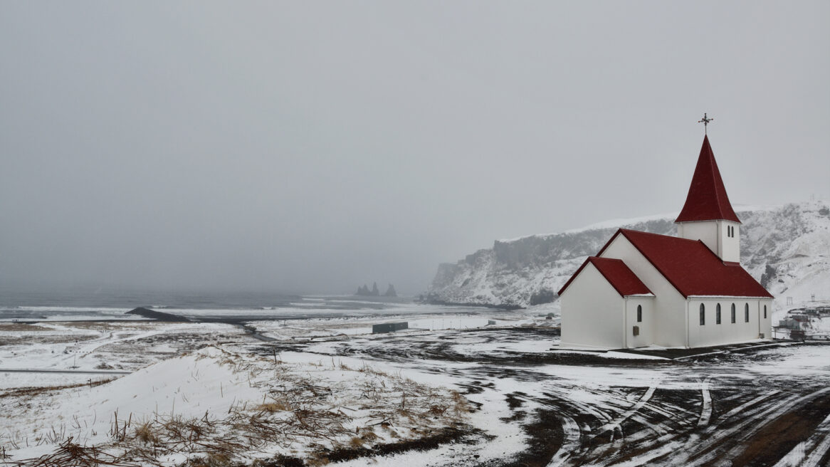 Kerkje in Vik IJsland waar mijn dochter Lisa en ik in 2015 zijn geweest. Wij dachten wat iedereen denkt hopen op een Noorderlicht moment  ! jammer voor ons en heel veel meer mensen. Alleen wolken sneeuw en regen.