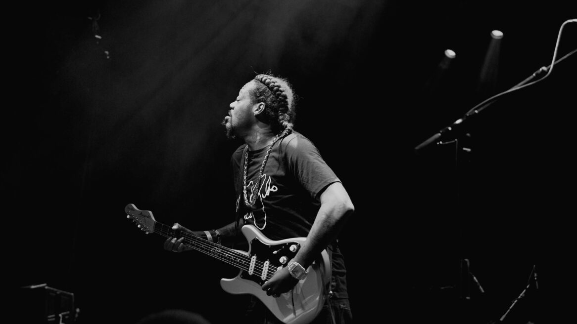 Eric Cales is een bijzondere gitarist, hier was hij te zien in het Metropool in Hengelo 2019