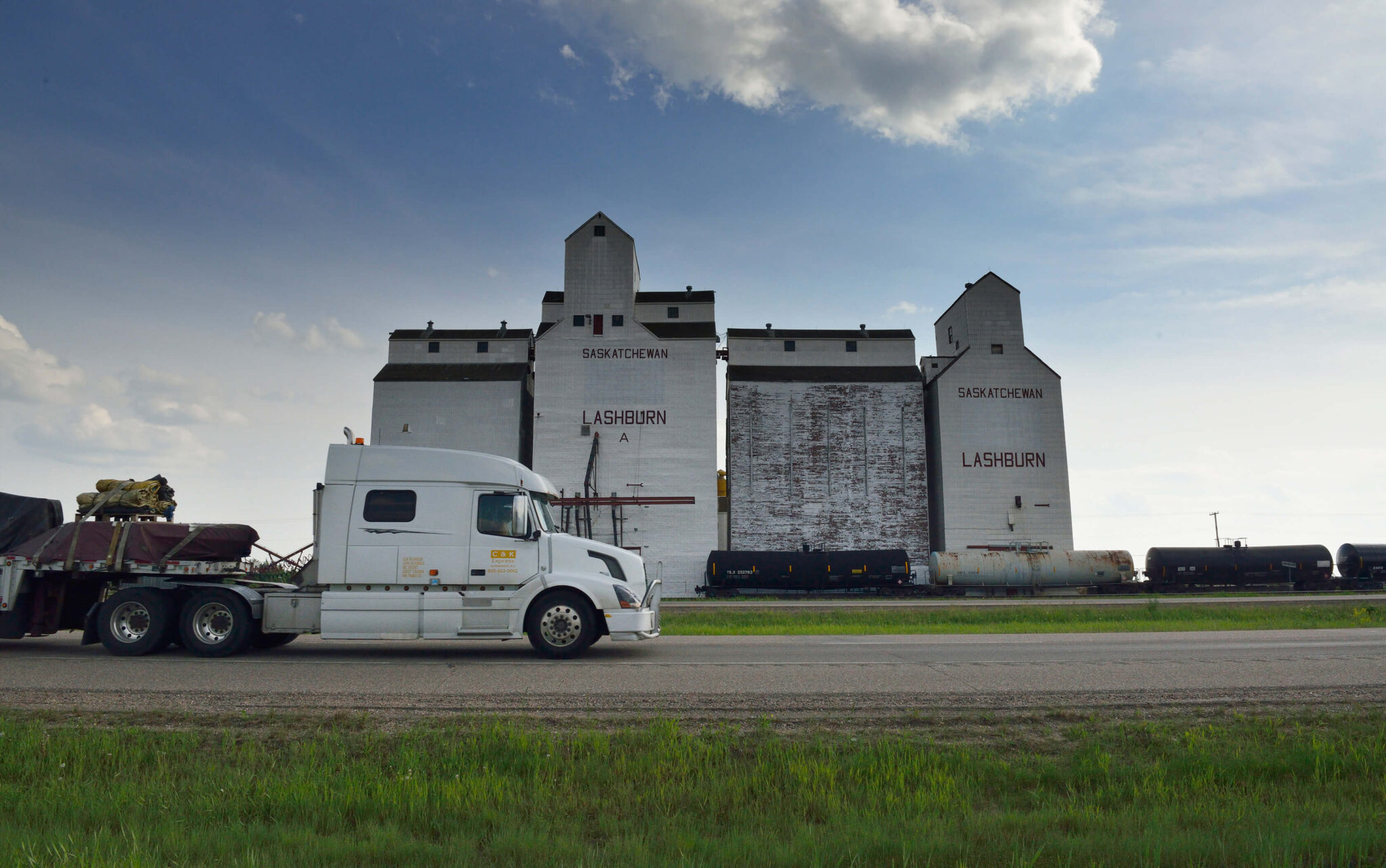 Canada 2013 Saskatchewan, we reden richting huis van de broer van mijn echtgenoot stop even zij ik tegen mijn vrouw die  silo's wil ik even op de foto zetten mijn vrouw stop de auto op een zij weggetje ik stap uit en neem foto's en dacht er moet eigenlijk een Canadese vrachtwagen voorbij rijden en dan de foto nemen. Vrachtwagen genoeg nog een stap naar rechts OK ik sta goed stoep niet gezien en ik donder toch op mijn bek met mijn arm naar beneden omdat ik dat duur fototoestel in mijn hand had godverdomme mijn arm helemaal onder het bloed toen mijn vrouw zij wat  hebbie da.(het is een herinnering die bij deze foto hoort )