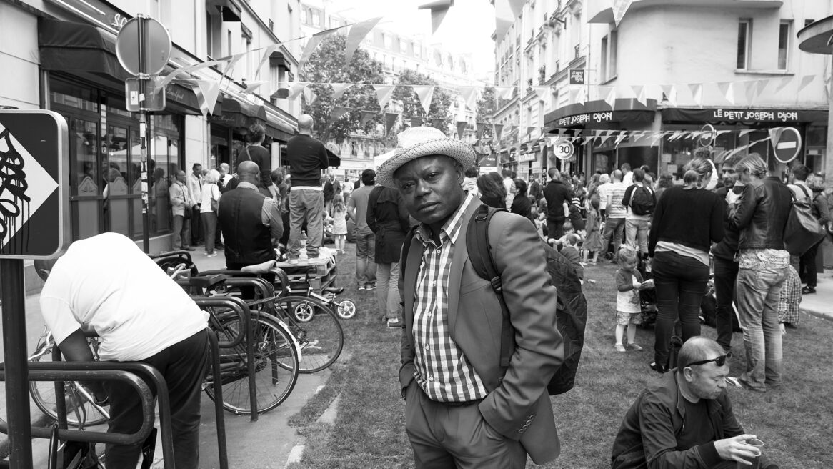 Deze meneer liep op een buurtfeest in Parijs, ik vroeg hem of ik een foto van hem mocht maken, hij zei prima en wou wel de foto op zijn laptop !