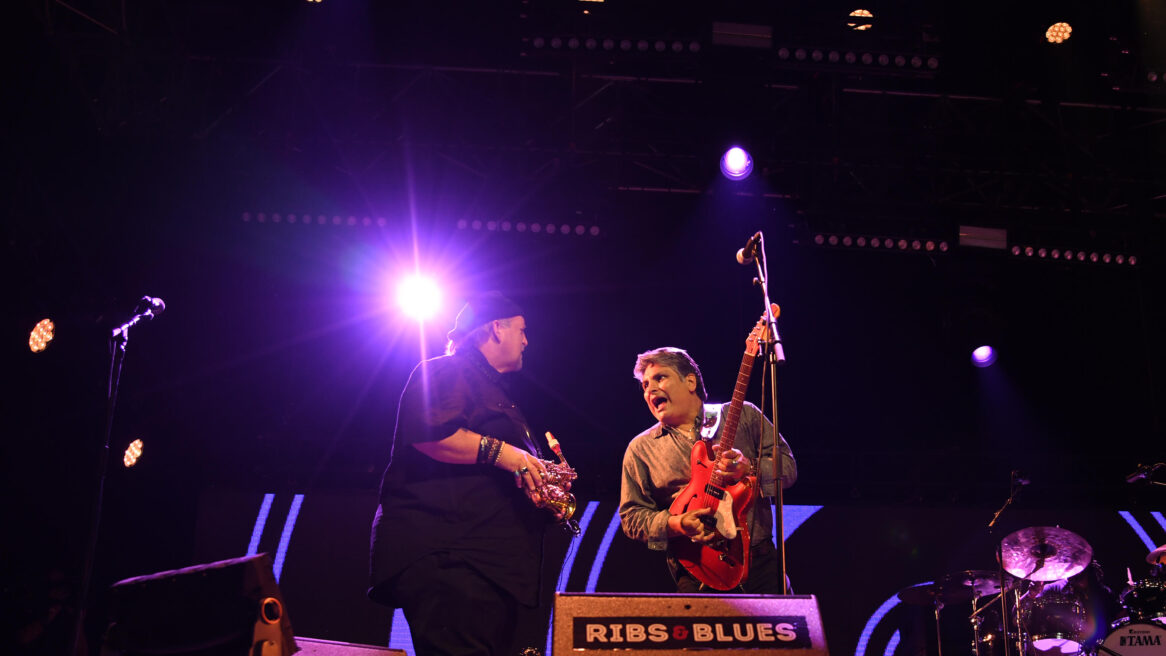 John Del Toro Richardson en Eric Demmer van de band BB King blues band op het Ribs And Blues festival 2022