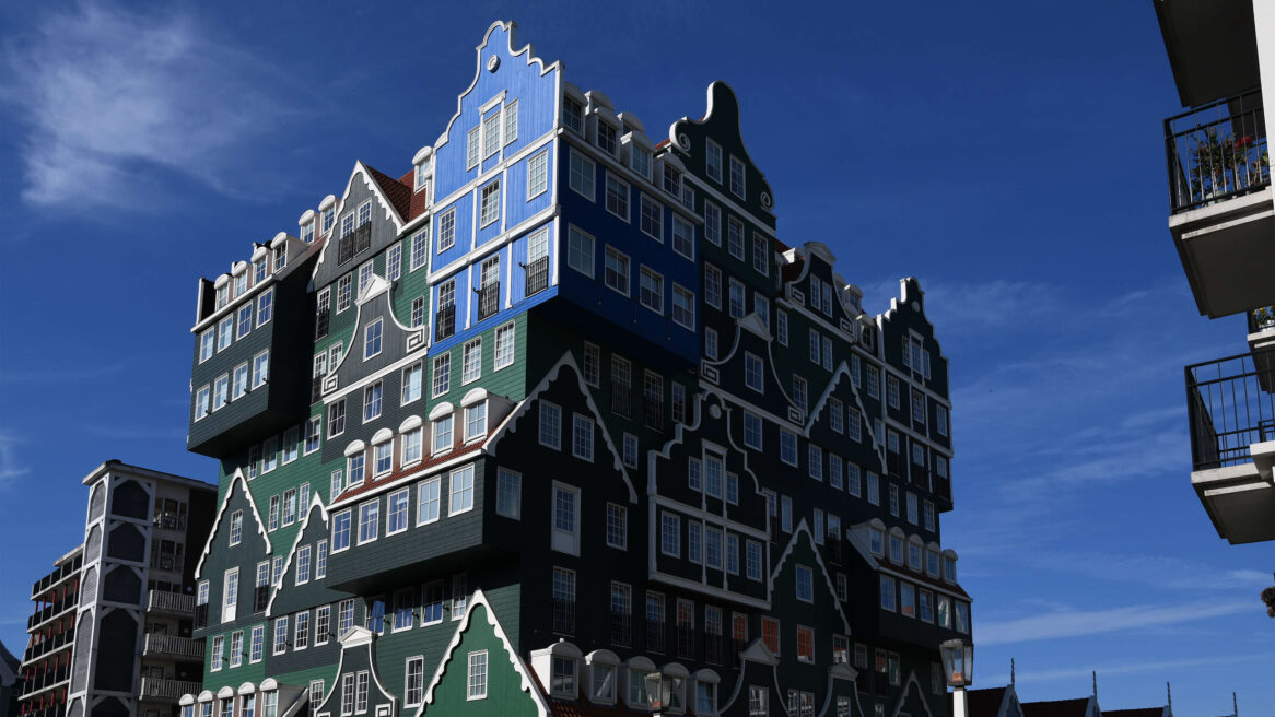 Zaandam , Het is een opvallend gebouw doordat de buitenkant volledig bestaat uit een opeenstapeling van bijna zeventig losse Zaanse huisjes, uitgevoerd in vier kleuren