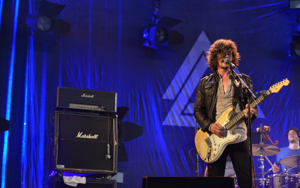 Jason Barwick van de band the Brew op het Ribs & Blues festival 2016