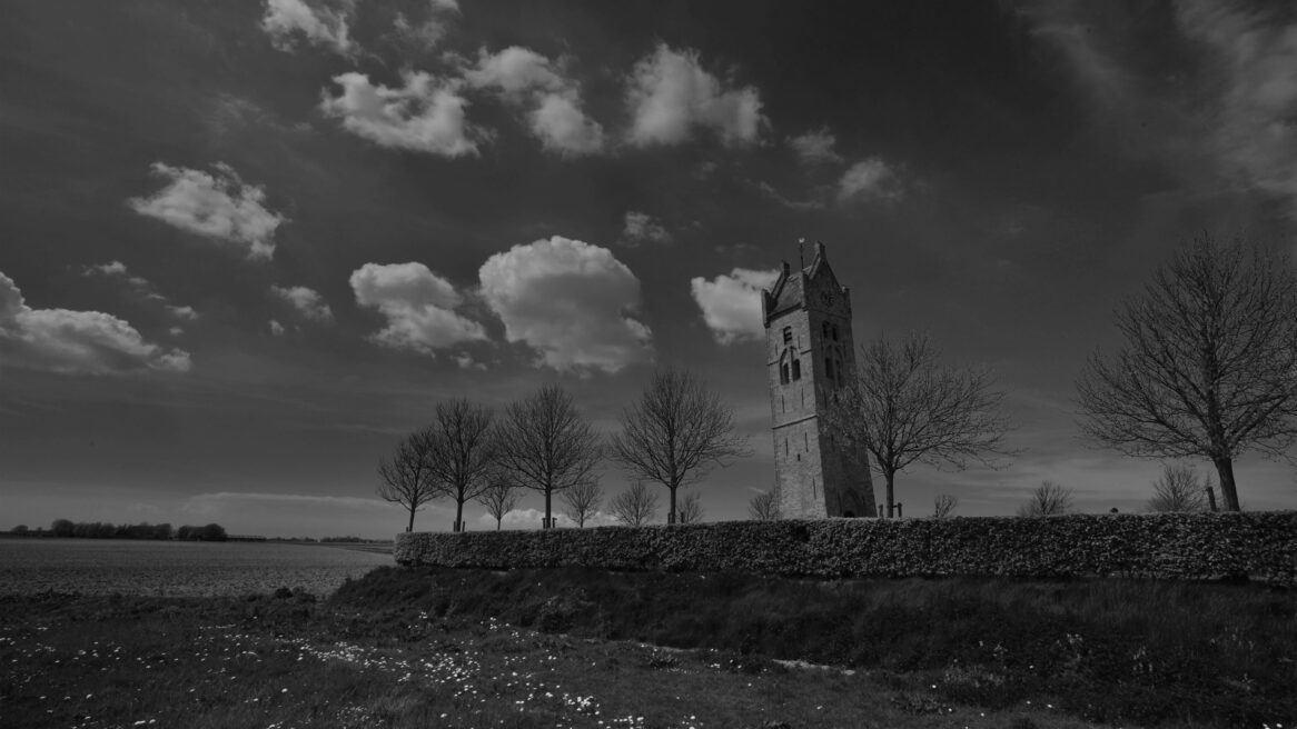 Kerktoren van Firdgum, Firdgum is een dorp in de gemeente Waadhoeke, in de Nederlandse provincie Friesland. Het ligt nabij de Waddenzee, ten noordwesten van Minnertsga en ten noordoosten van Tzummarum.