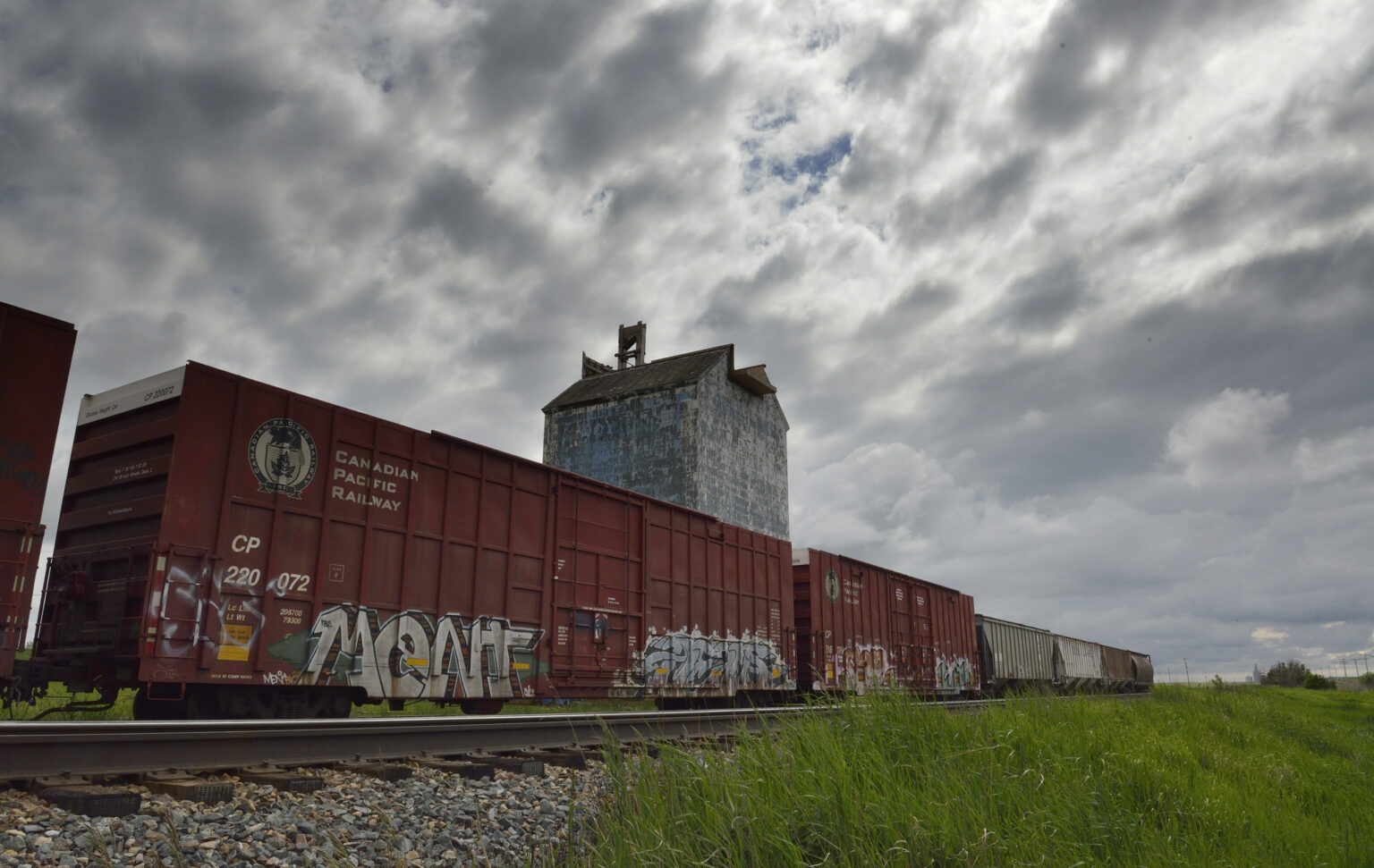 Alberta - Canada 2013 mooi die oude silo's en wagons in de buurt van Medicine Hat.