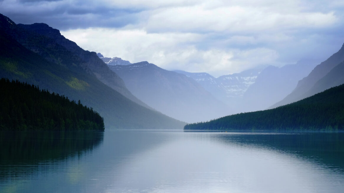 Bowman Lake is na Lake McDonald en Saint Mary Lake, het grootste meer van het Glacier National Park in de Amerikaanse staat Montana. Het meer is ongeveer 11 kilometer lang en 800 meter breed. Het wordt niet vaak bezocht door bezoekers, want het is gelegen in een van de meer afgelegen gebieden van het park. 2017