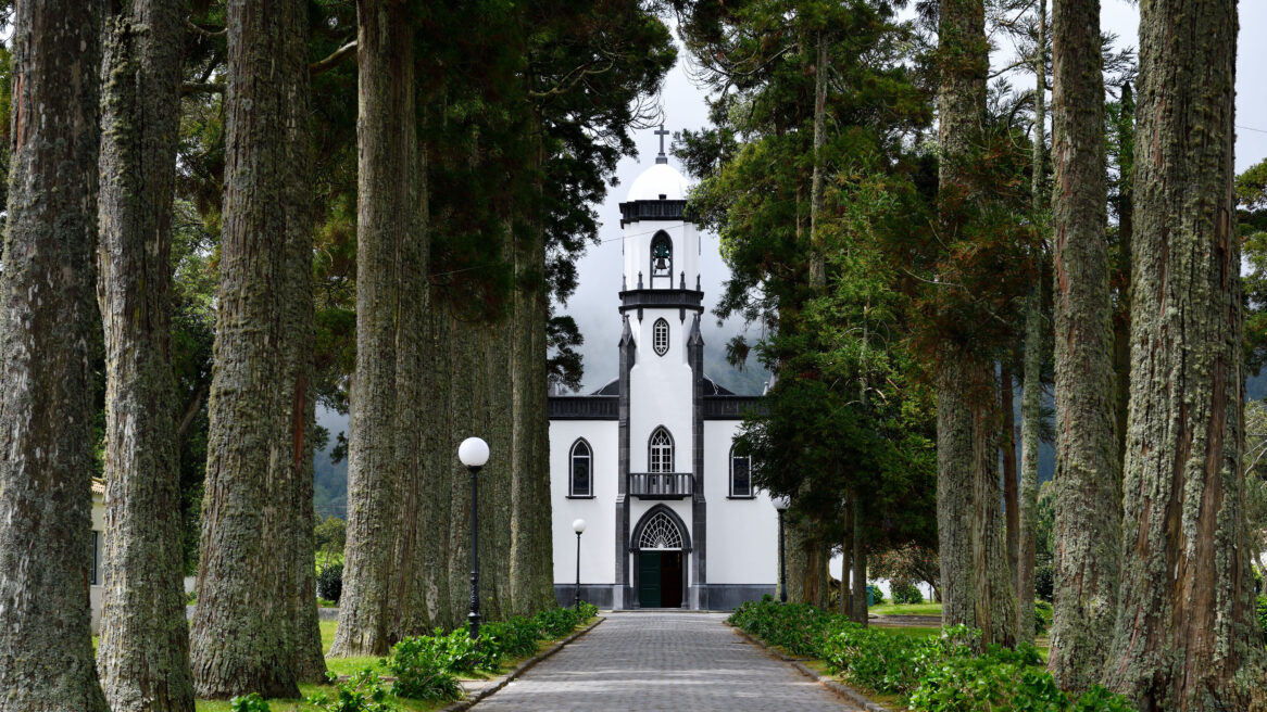 São Nicolau Church - Village Church in Sete Cidades, op de Azoren (Prachtig eiland ) waar ik met mijn echtgenoot en dochter was voor een heerlijke vakantie. Het mooie wat het weer betreft op de Azoren is dat je in een dorpje bent waar de temperatuur niet zo mooi is en rij dan 20 kilometer naar een ander dorp dan is het weer prachtig. Op de Azoren is het weer bijzonder vochtig en als je van dorpje naar dorpje rijd lijkt het wel  dat je door een tuin rijd.