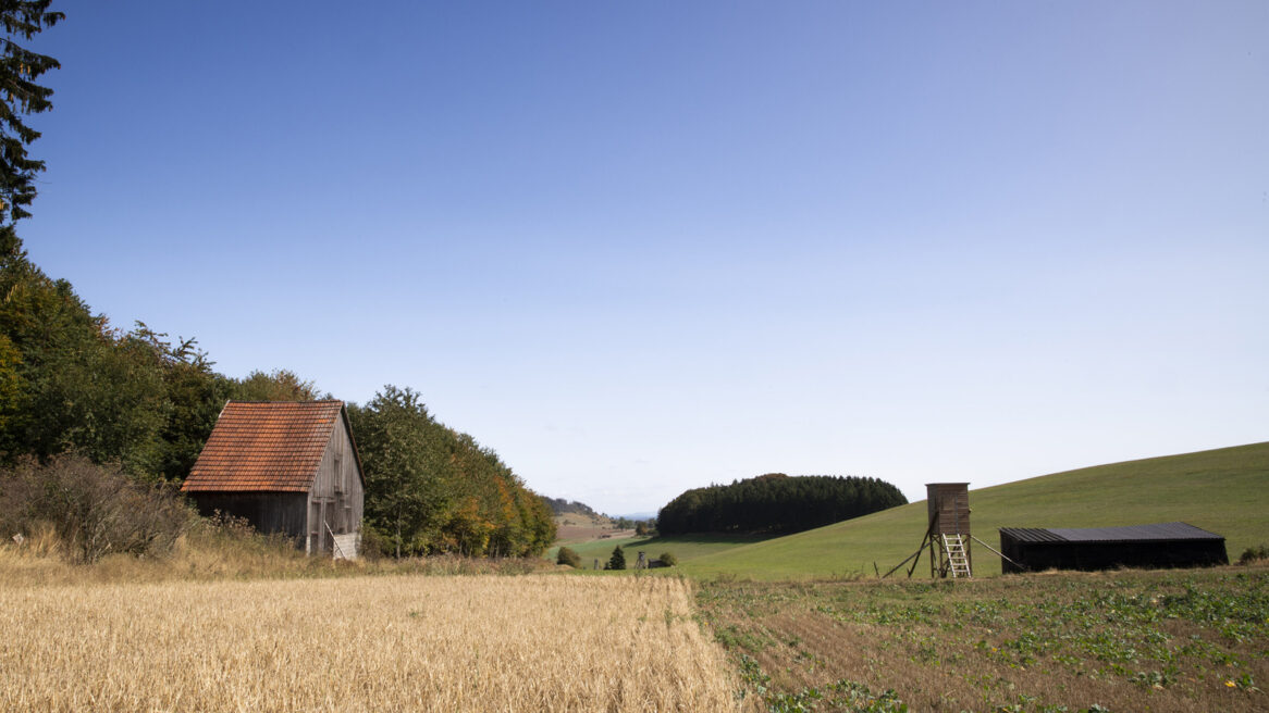 Oud schuurtje aan de weg in Sauerland Duitsland