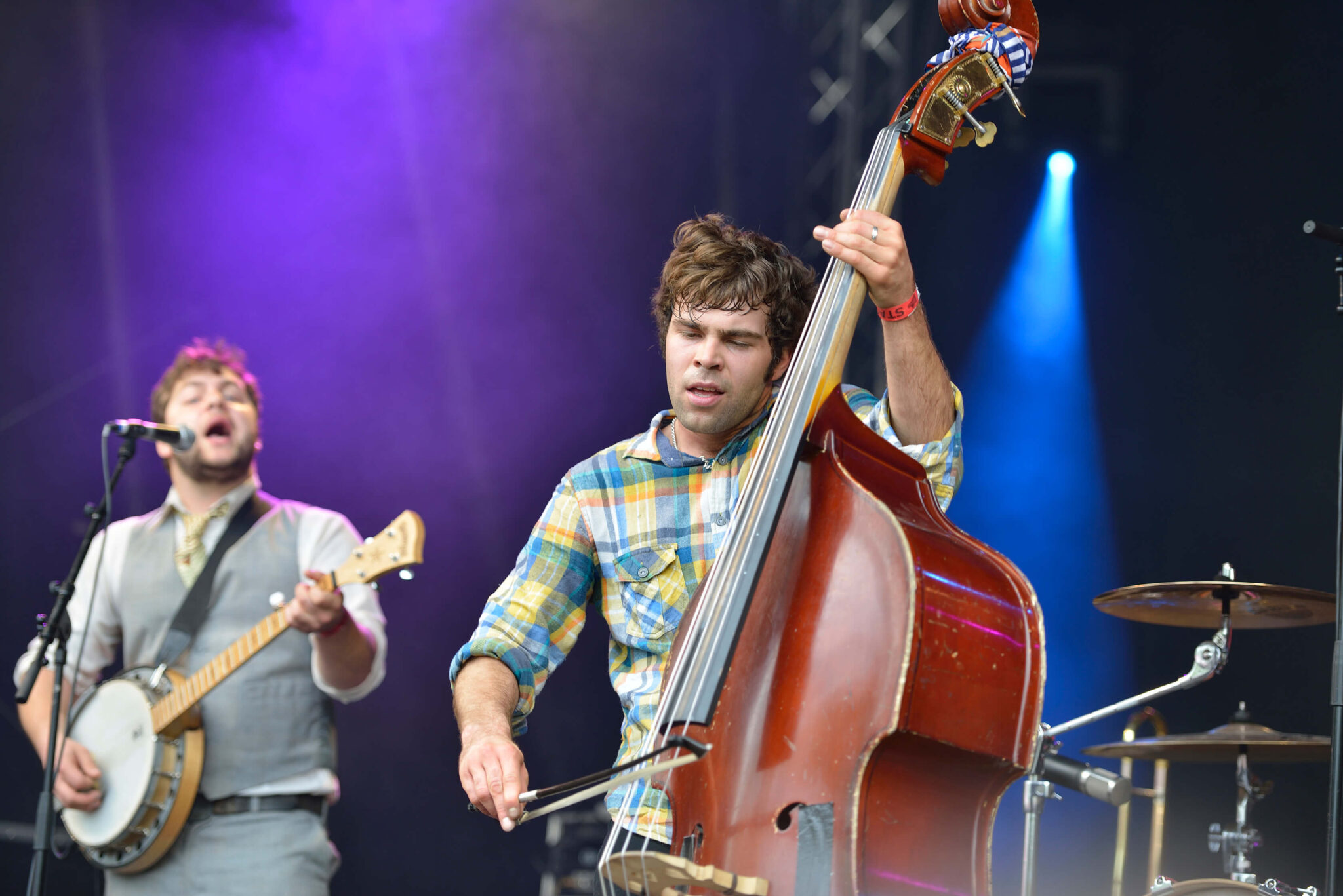 Jeshua Marshall op zijn contrabas  van Larry and his Flask op het Ribs & Blues festival 2013 