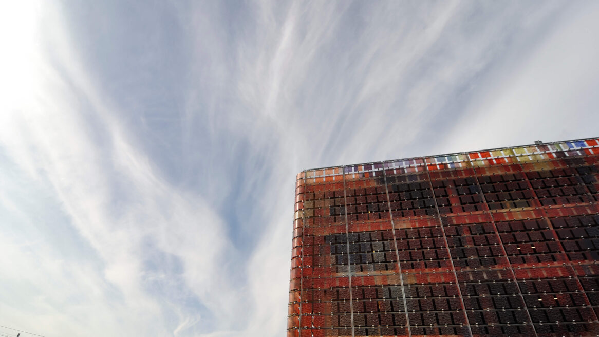 Pand in Lelystad van BBC - In het hart van Lelystad wordt een parkeergarage gebouwd die bekleed wordt met meer dan 6500 unieke kleurige glasplaten. Glas in lucht zoals de architecten van maakarchitectuur schertsend opmerken, want door de ijle achter constructie lijken de platen te zweven.