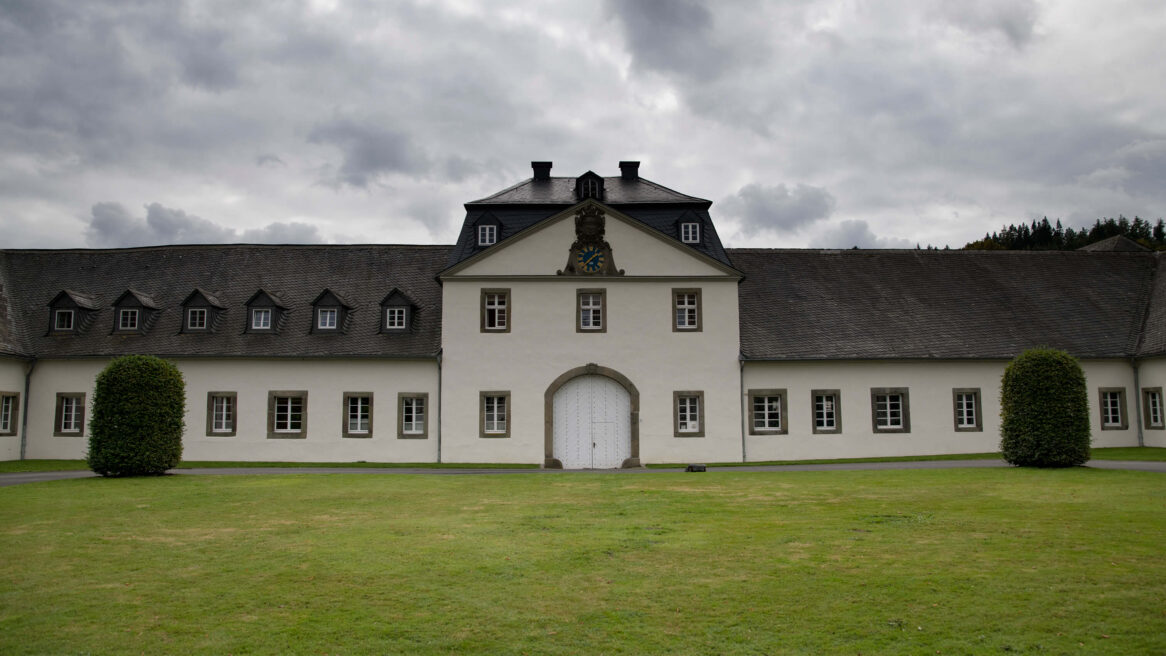De waterburcht Laer is in particulier bezit - het interieur van het gebouw is daarom niet te bezoeken. Een wandeling door het prachtige park van Schloss Laer behoort echter tot de mogelijkheden. Wij waren een paar dagen daar in de buurt in Atlastenberg (Winterberg)
