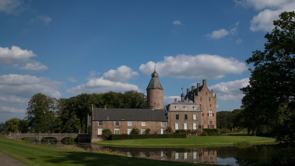 Kasteel Rechteren is gesitueerd op een eiland in een dode rivierarm van de Overijsselse Vecht. 