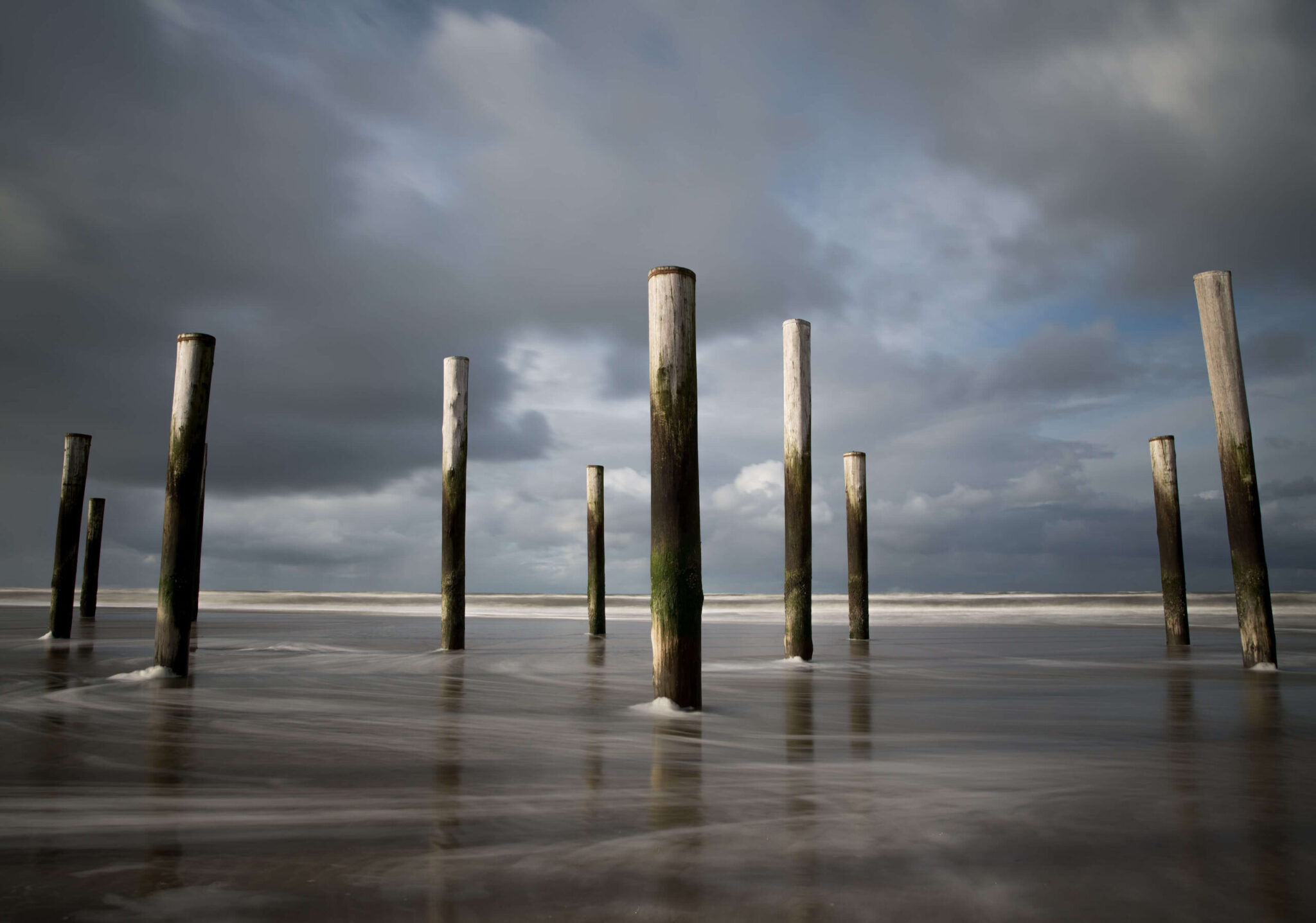 Palendorp Petten, we zijn op 7 December 2022 hier geweest ik was er al vaker geweest maar ben al de opnames kwijtgeraakt. Het is een opname met een sluitertijd van 10 sec--Het dorp verdween in 1792 helemaal in de zee. Tijdens een storm in 1625 gingen maar liefst honderd huizen ten onder. Vanaf de 18e eeuw werd het dorp geleidelijk verplaatst. Op het huidige strand van Petten staat nu een monument (Palendorp) dat het oude dorp symboliseert.