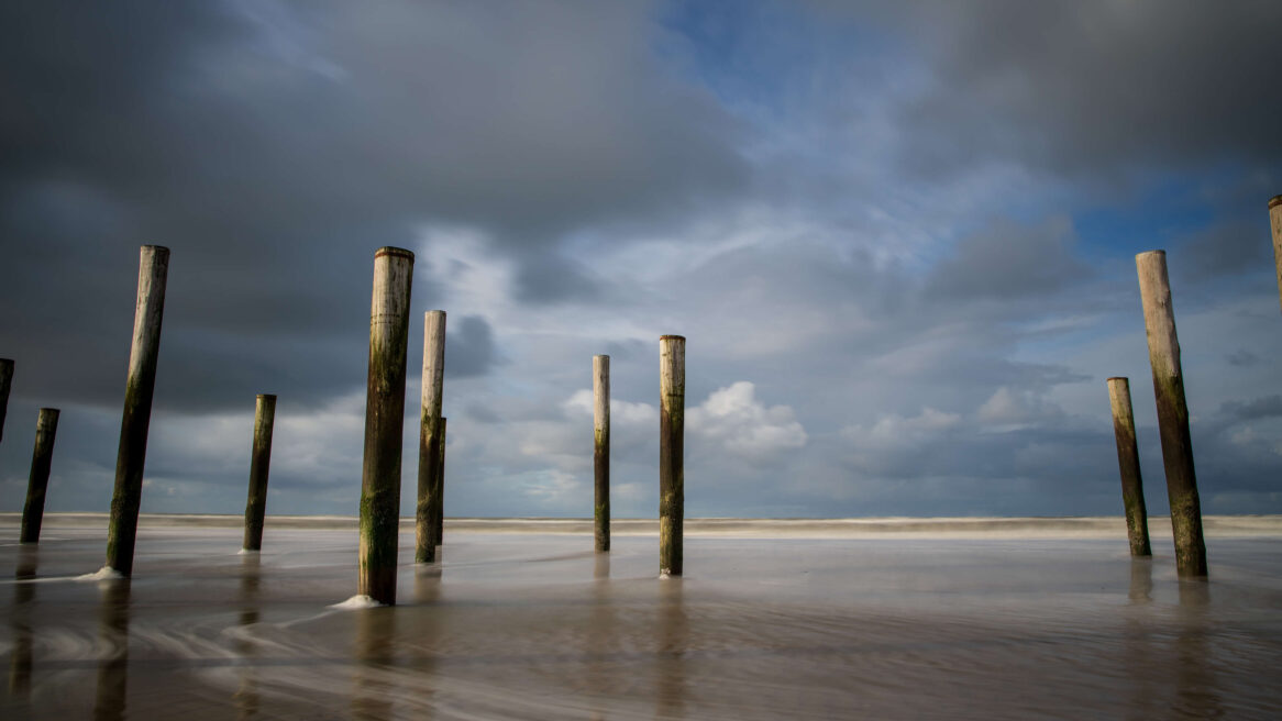 Palendorp Petten, we zijn op 7 December 2022 hier geweest ik was er al vaker geweest maar ben al de opnames kwijtgeraakt. Het is een opname met een sluitertijd van 10 sec--Het dorp verdween in 1792 helemaal in de zee. Tijdens een storm in 1625 gingen maar liefst honderd huizen ten onder. Vanaf de 18e eeuw werd het dorp geleidelijk verplaatst. Op het huidige strand van Petten staat nu een monument (Palendorp) dat het oude dorp symboliseert.