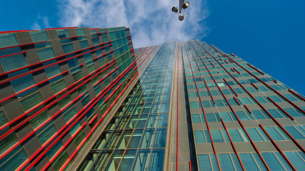 Het gotendeels leegstaande gebouw Alnovum is lastig te transformeren in Almere