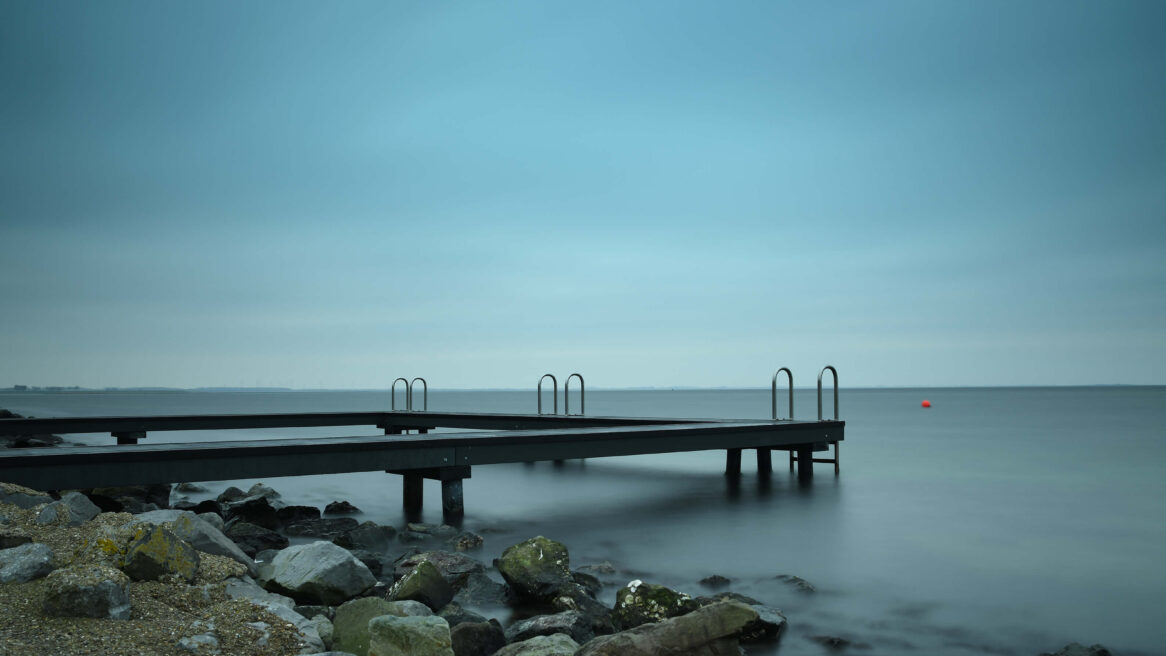 Zwemsteiger in het dorp Ouddorp aan de haven , het is een opname van 30 seconde