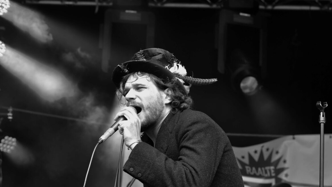 Singer JoJo Burgess van de band Hokie Joint, Ribs and Blues 2011