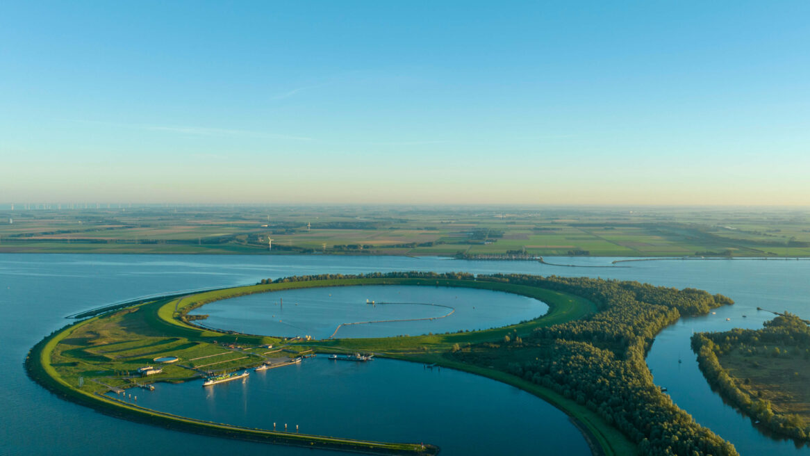 IJsseloog is een kunstmatig eiland midden in het Ketelmeer dat tot doel heeft verontreinigd slib uit de bodem van het meer te bergen. 06-09-2023