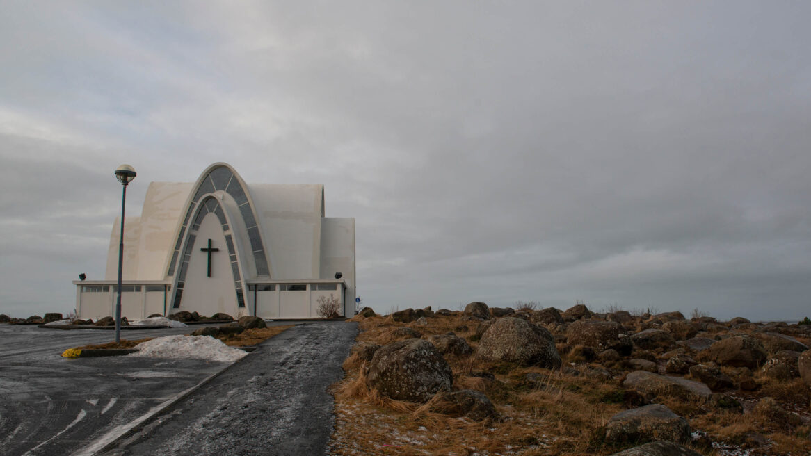 De Kópavogskirkja is een kerk in Kópavogur, een plaatsje even buiten Reykjavik. De kerk is gelegen op de Borgarholt-heuvel op de top van Kársnes en biedt door de ligging een geweldig uitzicht over Kópavogur, Reykjavik 2015