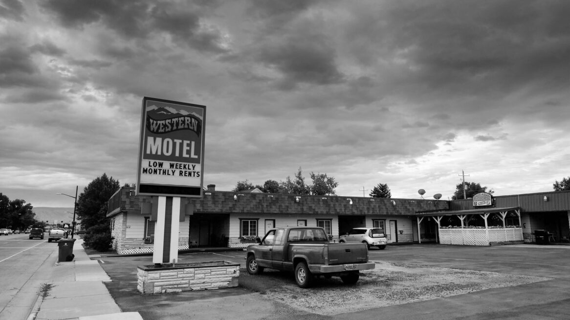 Western Hotel Lovell, Wyoming, USA 2017, we zijn drie nachten geweest, apart dorp en veel gelovige mensen. Er reed een enorme Halley Davidson door het dorp met een geluidsinstallatie waar hij christelijke muziek op afspeelde .Er was heel veel in de buurt te zien, zei een heel vriendelijke mevrouw die vertelde ons dat onze derde dag. Maar ....wij moesten ons houden aan ons schema. Maar ik had mij ook niet goed georiënteerd voor dat wij naar Lovell gingen. 