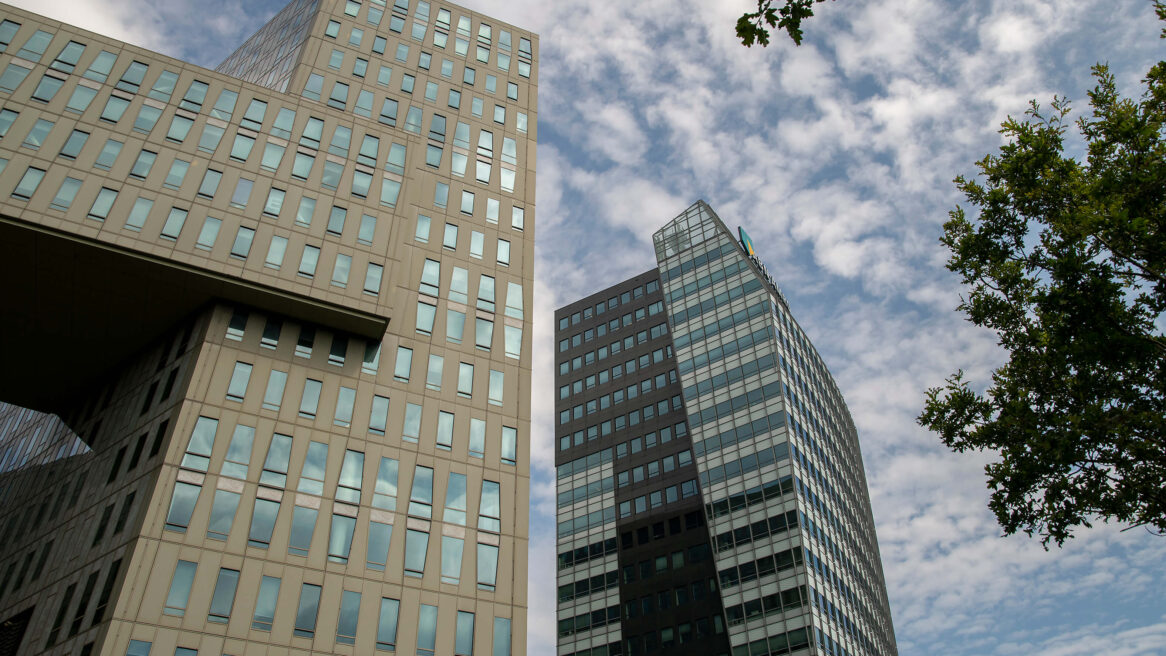 ABN Amro Zwolle rechts en in naast liggend gebouw zijn meerdere bedrijven gehuisvest 2023 (Stroomproducent Electrabel  !) 