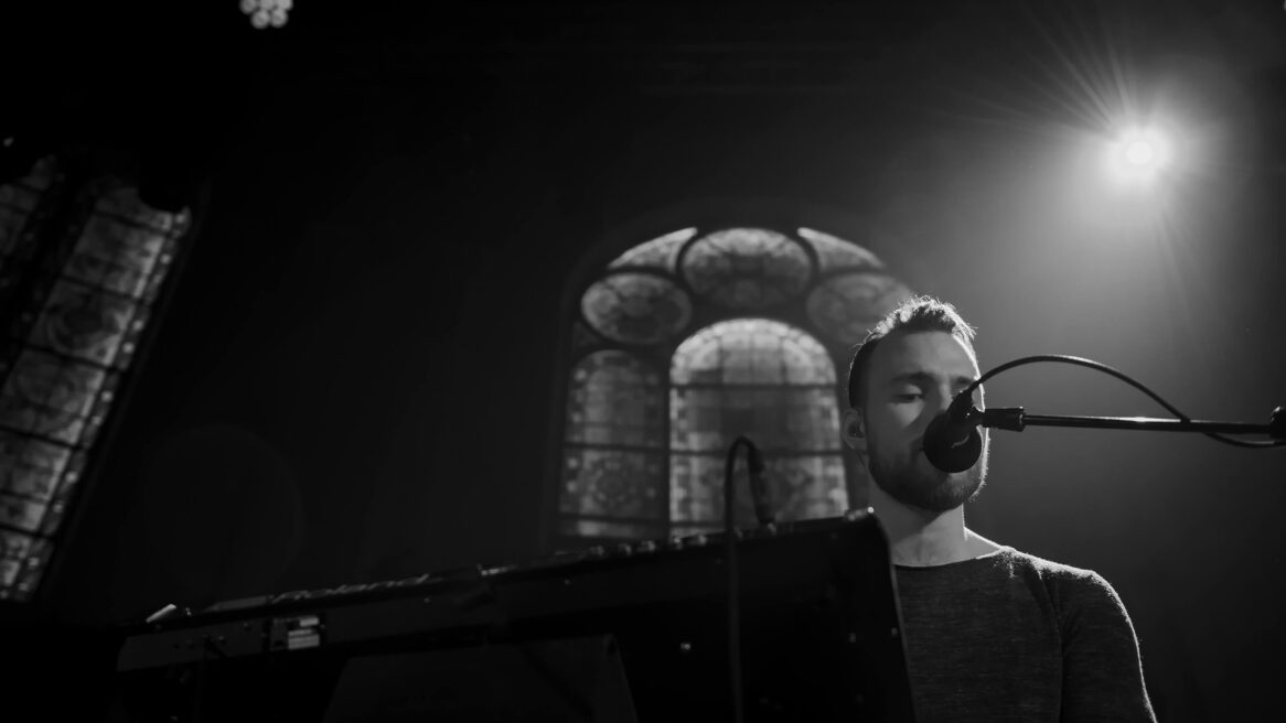 Ásgeir Trausti in poptempel Paradiso in Amsterdam, In zeer korte tijd is de roem van Ásgeir Trausti als een raket omhoog geschoten. In zijn thuisland IJsland heeft hij al drie nummer 1 hits op zijn naam staan en verschillende prestigieuze awards in de wacht gesleept. Ik had het gekregen op mijn verjaardag van Ellen en Lisa mijn lieve dochters, ze hadden zelfs de foto pas geregeld.