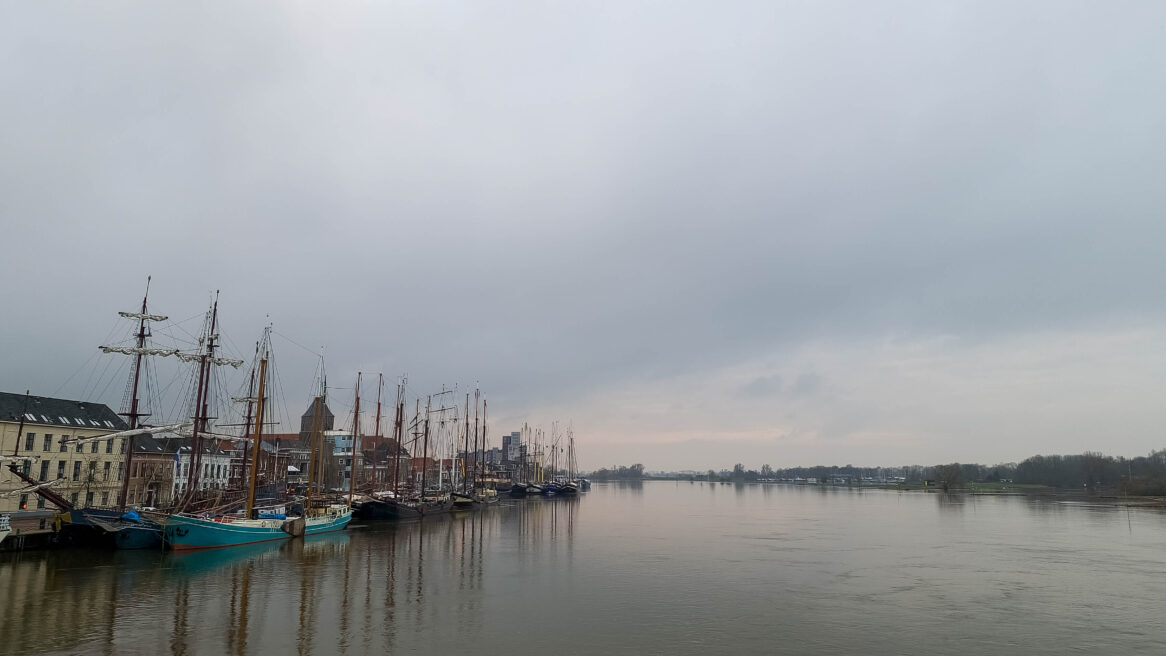 Op en om het water in Kampen 12-02-2024, koffie drinken bij onze zwager, Wim van Werkhoven bekend van radio en kerktelefoon ! Hij woont hier aan de IJssel. 