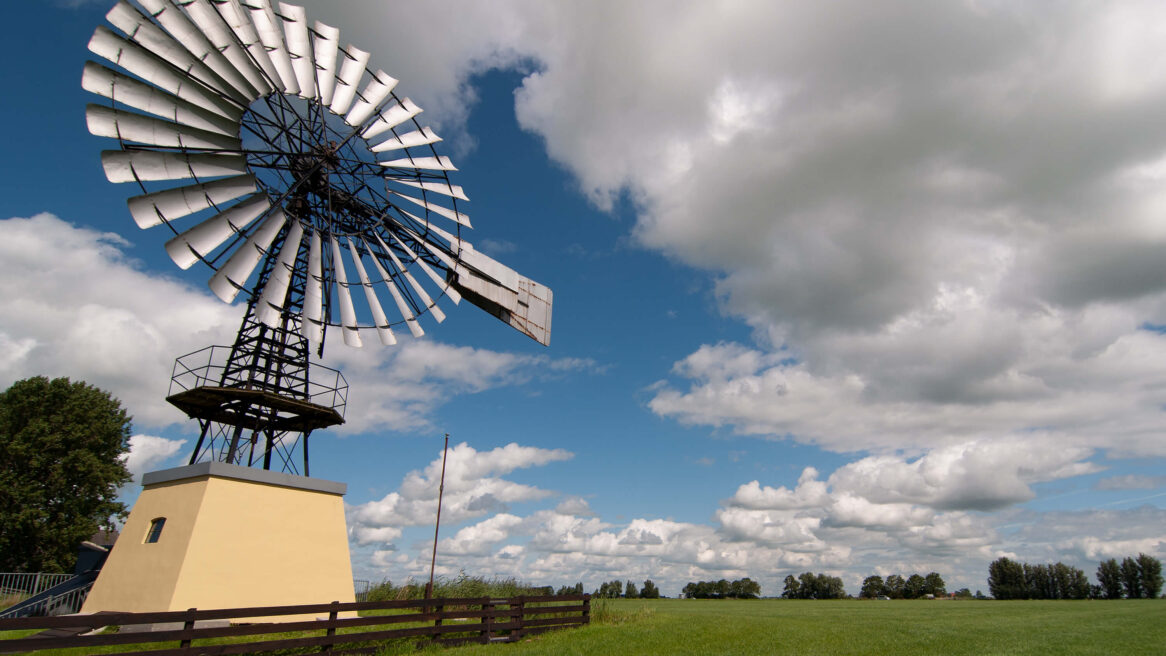 Amerikaanse Windmotor Jousterp in Tjerkwerf Friesland 09-08-2012