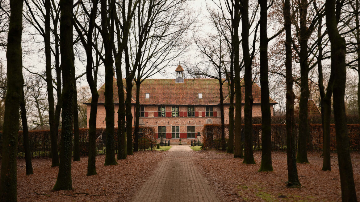 De buitenplaats Het Huis te Breckelenkamp is een rijk voorbeeld van een 17de-eeuwse Oost-Nederlandse havezate.