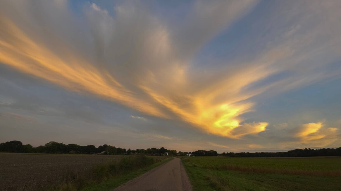 Noordesweg Hellendoorn, wandelen met Moos avond