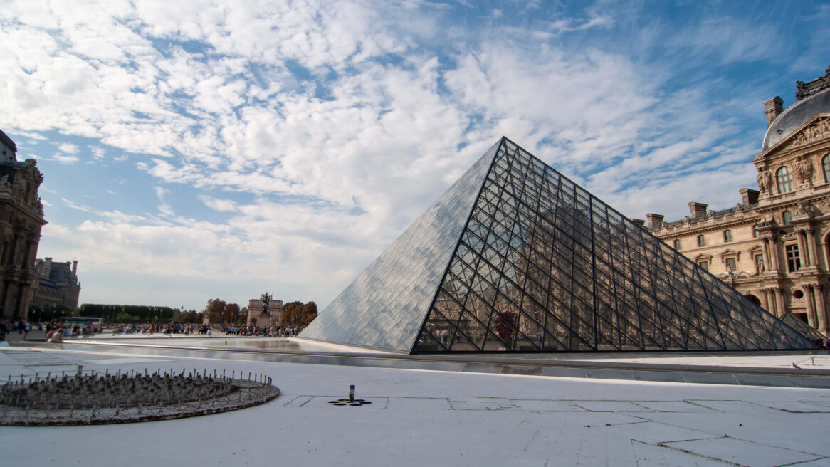 Piramide van het Louvre in Parijs 2011