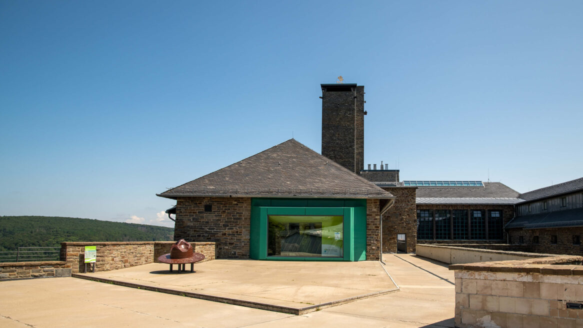 Dit is vogelsang, een voormalige nazi-Ordensburg in de Duitse eifel